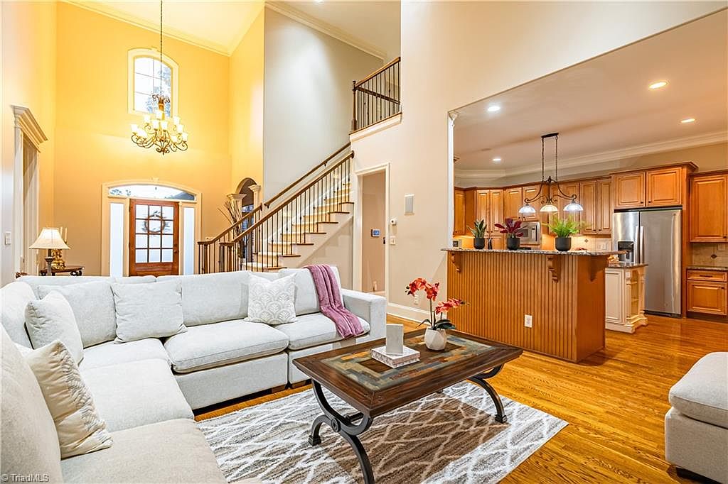 Beautiful home in sought-after Henson Forest