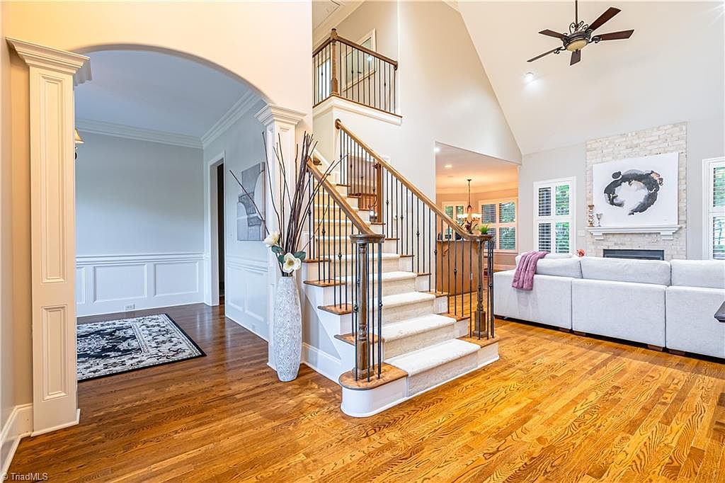 Beautiful home in sought-after Henson Forest