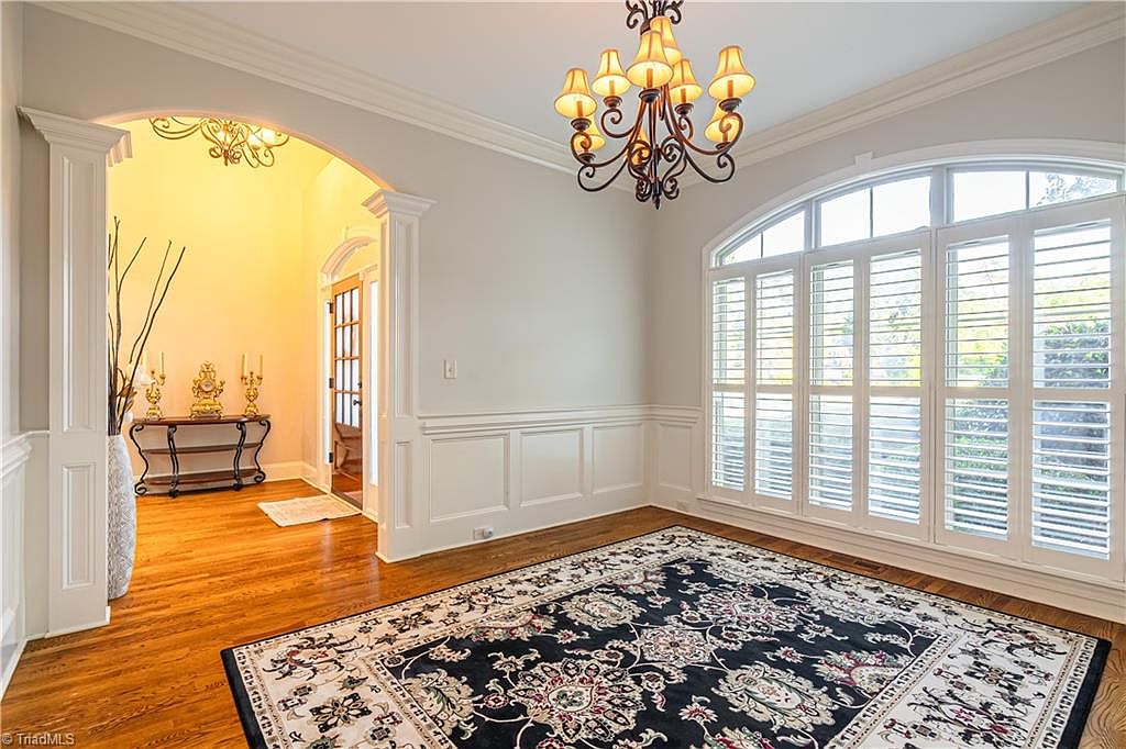 Beautiful home in sought-after Henson Forest