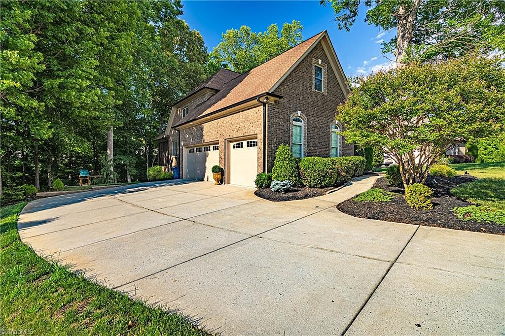 Beautiful home in sought-after Henson Forest