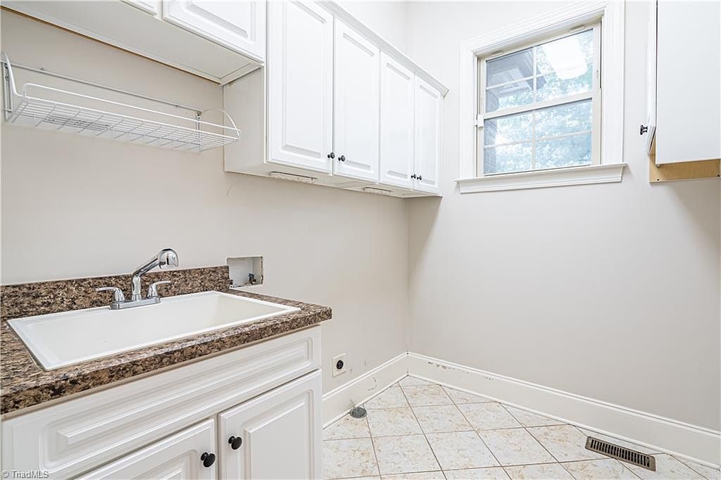 Beautiful home in sought-after Henson Forest