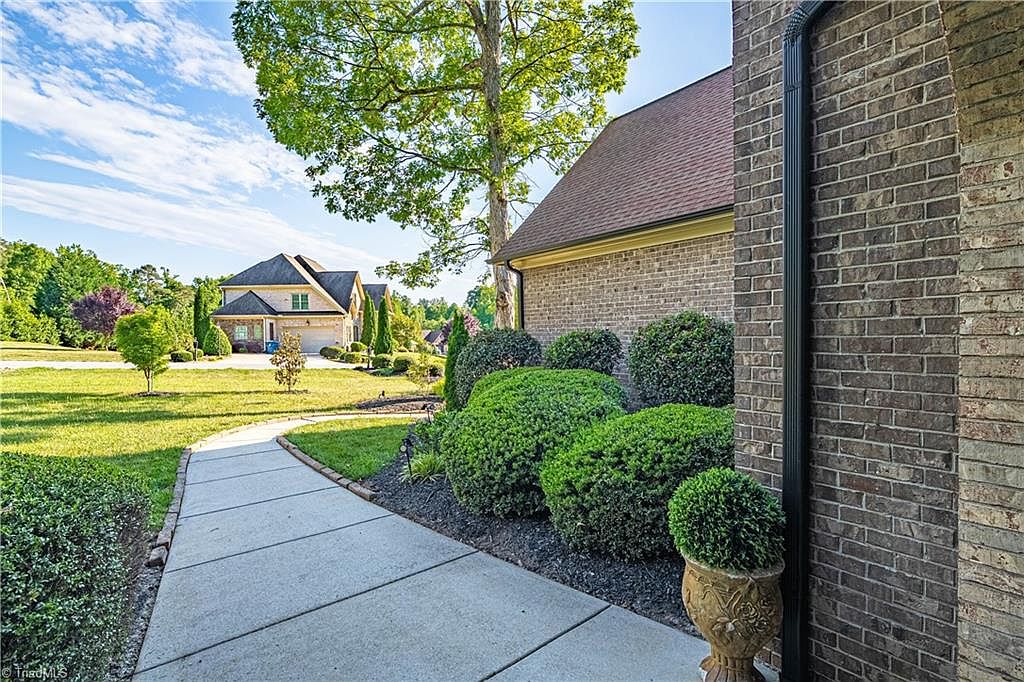 Beautiful home in sought-after Henson Forest