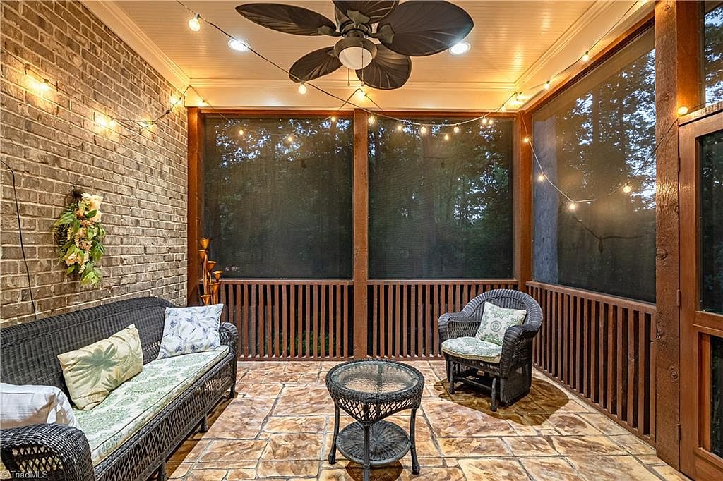 Beautiful home in sought-after Henson Forest