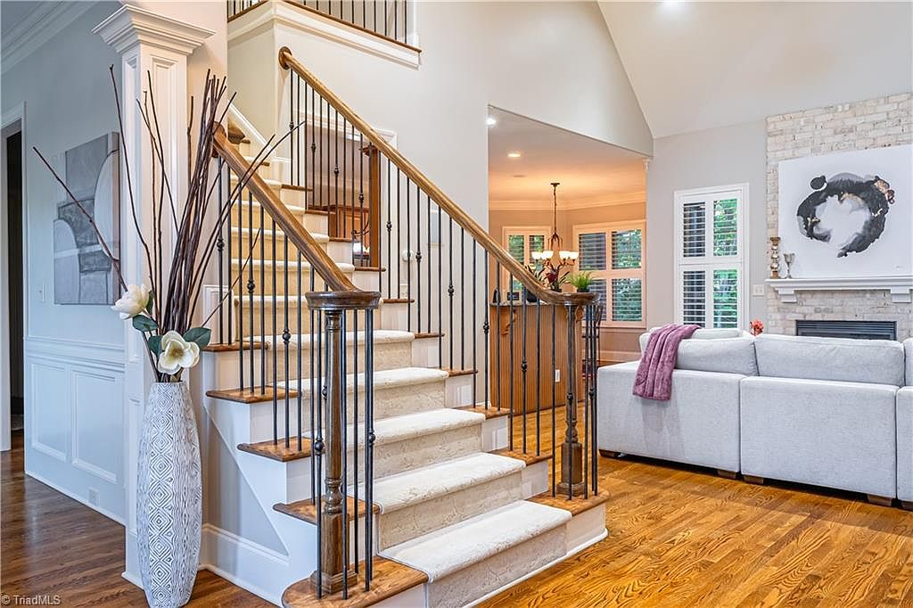Beautiful home in sought-after Henson Forest