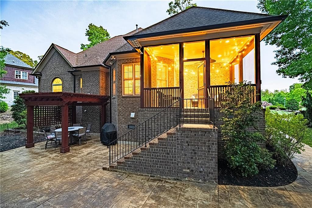 Beautiful home in sought-after Henson Forest
