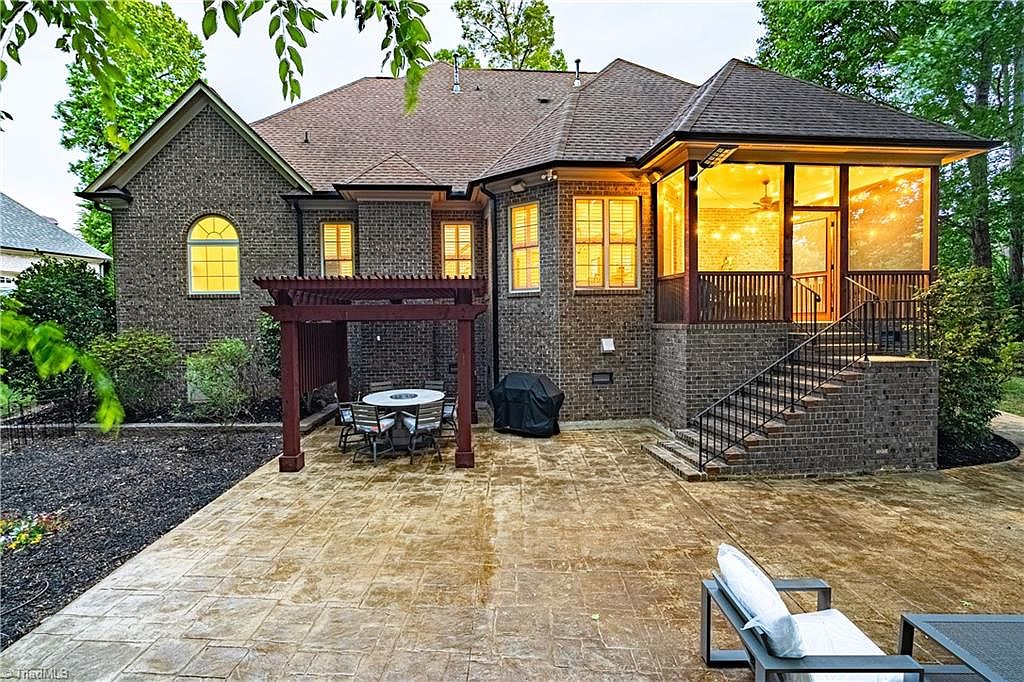 Beautiful home in sought-after Henson Forest