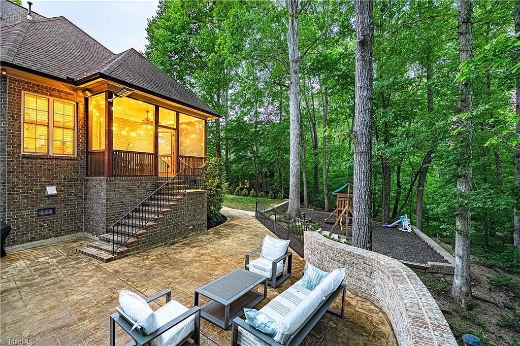 Beautiful home in sought-after Henson Forest